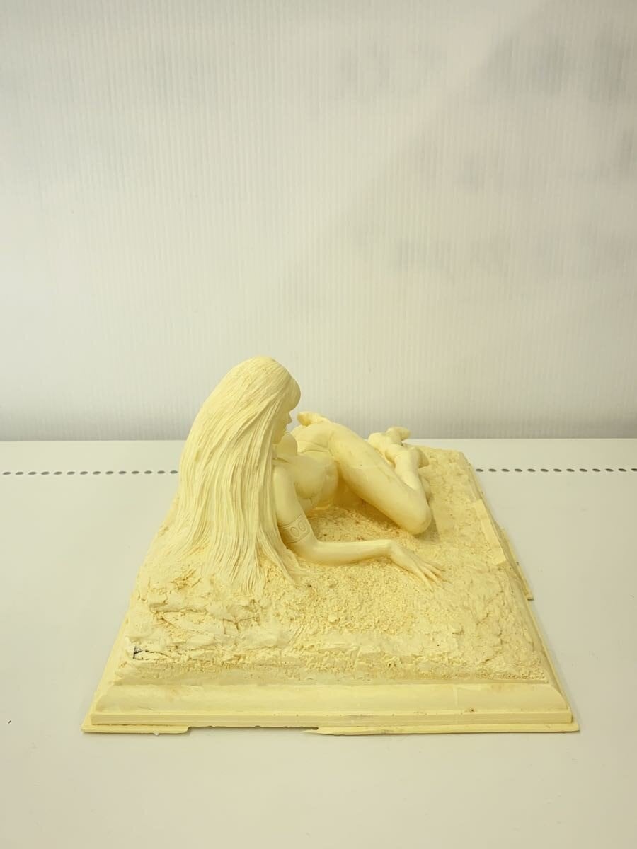 Unbranded VAMPIRELLA Figure — 1970s Resin Unpainted, Missing Arm (vintage)