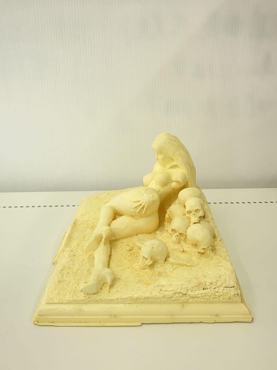Unbranded VAMPIRELLA Figure — 1970s Resin Unpainted, Missing Arm (vintage)