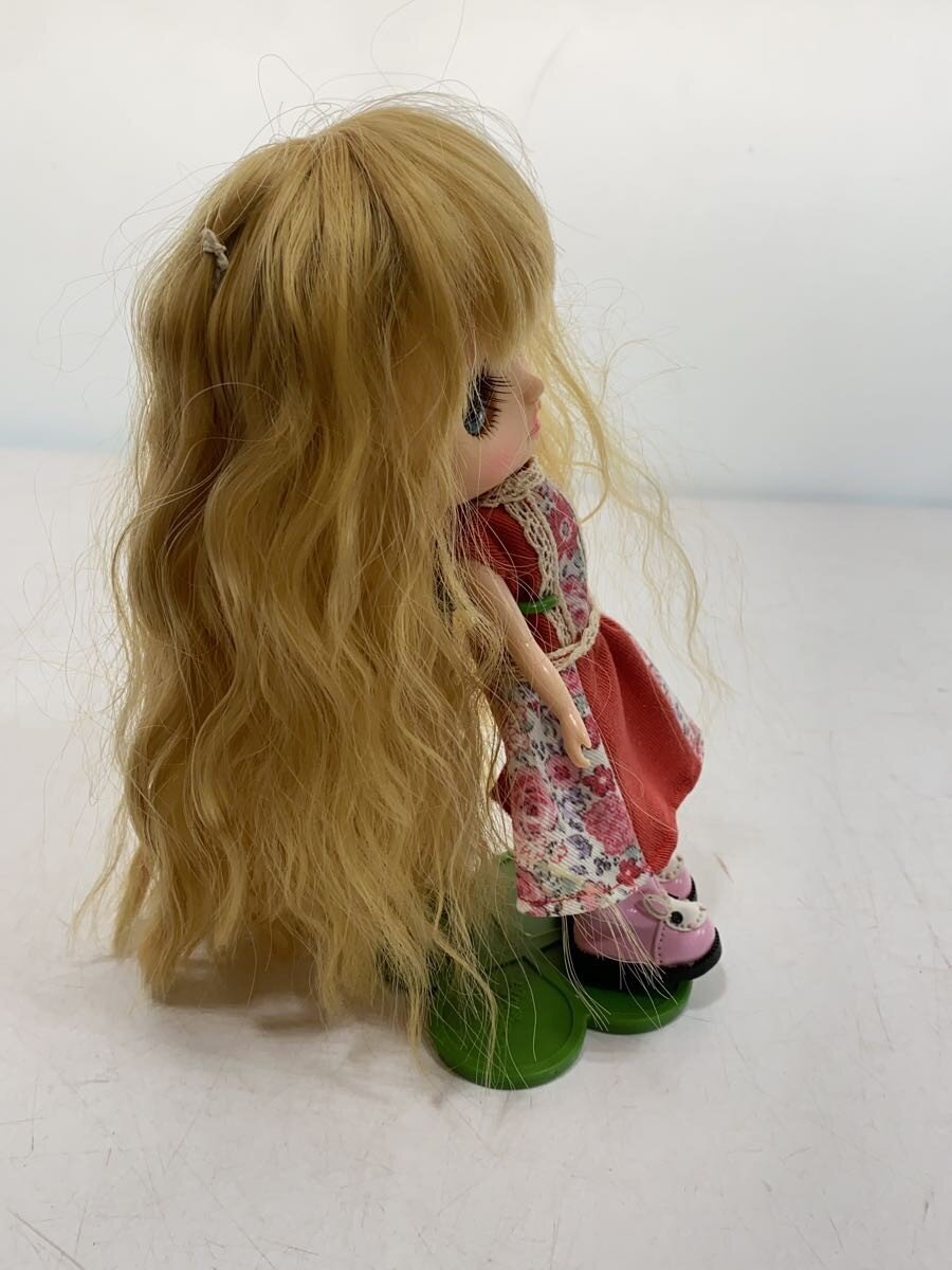 TAKARA TOMY Middie Blythe 'Dainty Medu' Figure