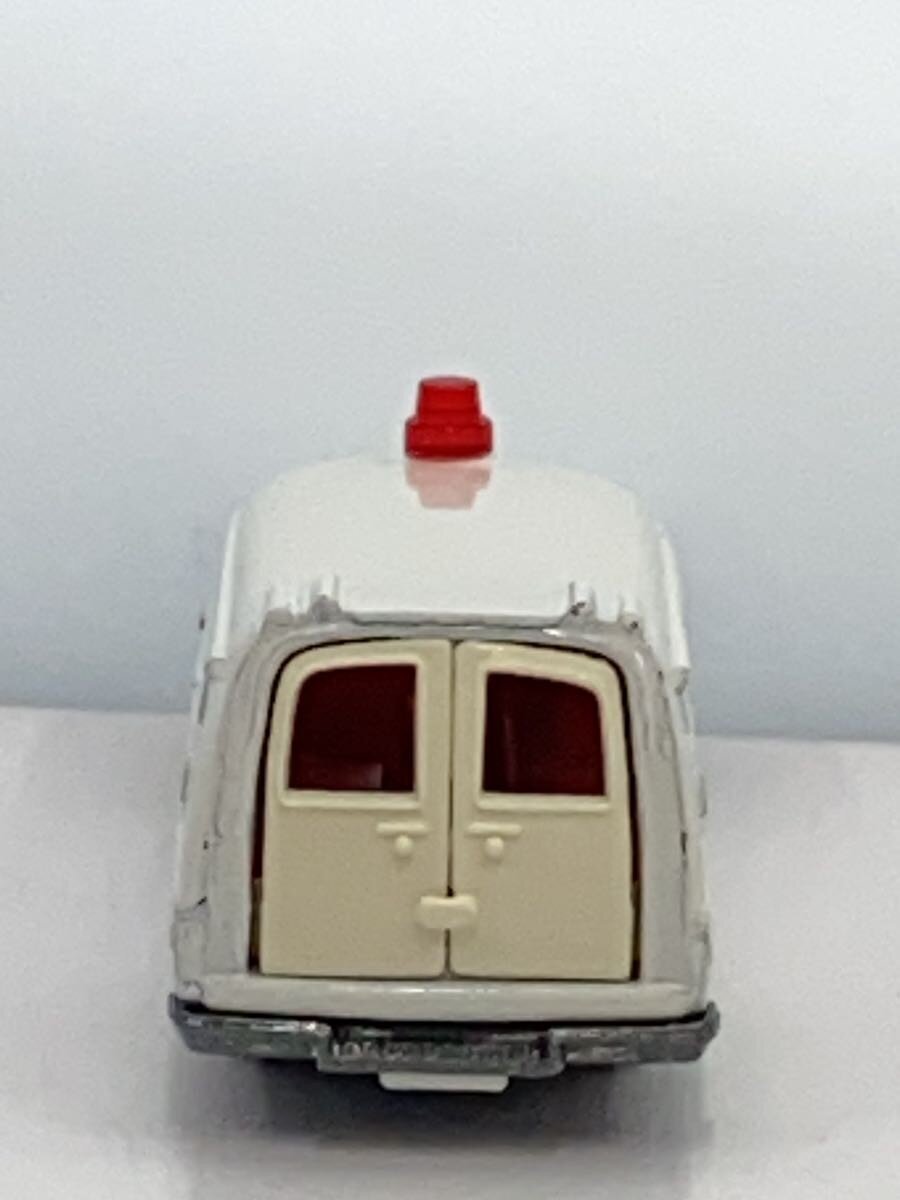 TAKARA TOMY Tomica Toyota Ambulance (Tomica No. 40)