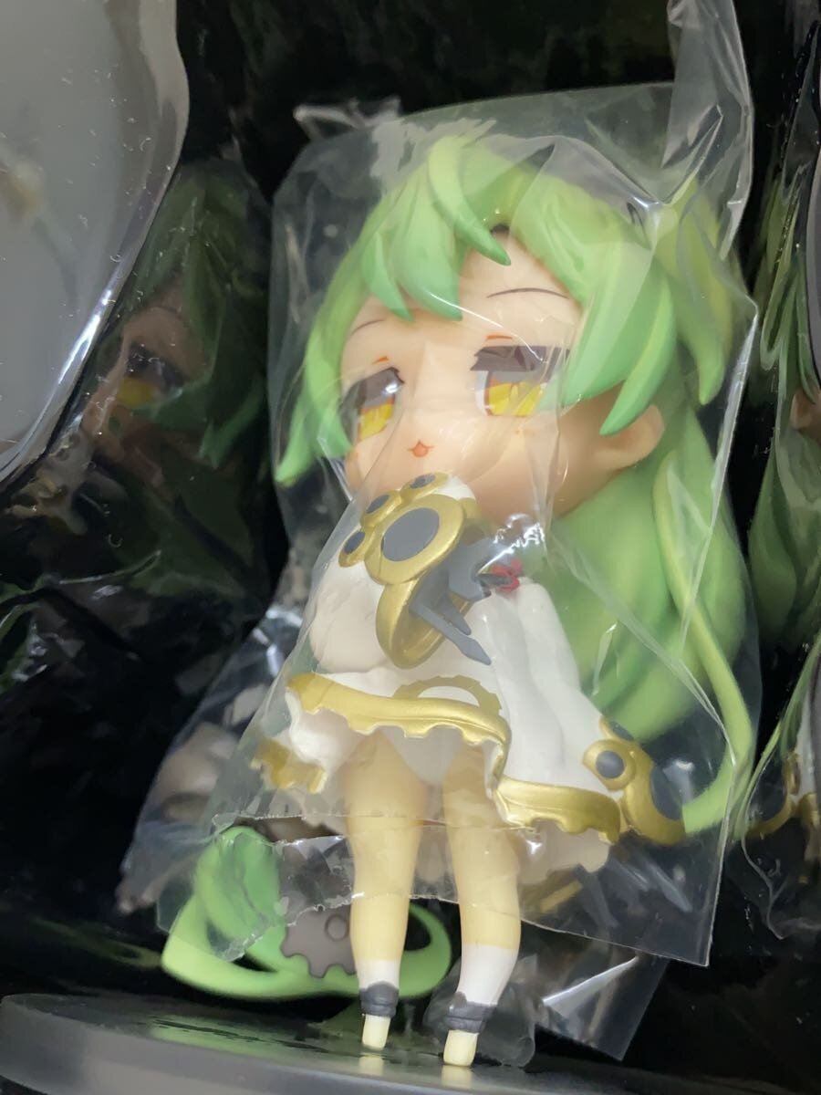 Other Brand Game Figures (2 Figures + 2 Keychains)