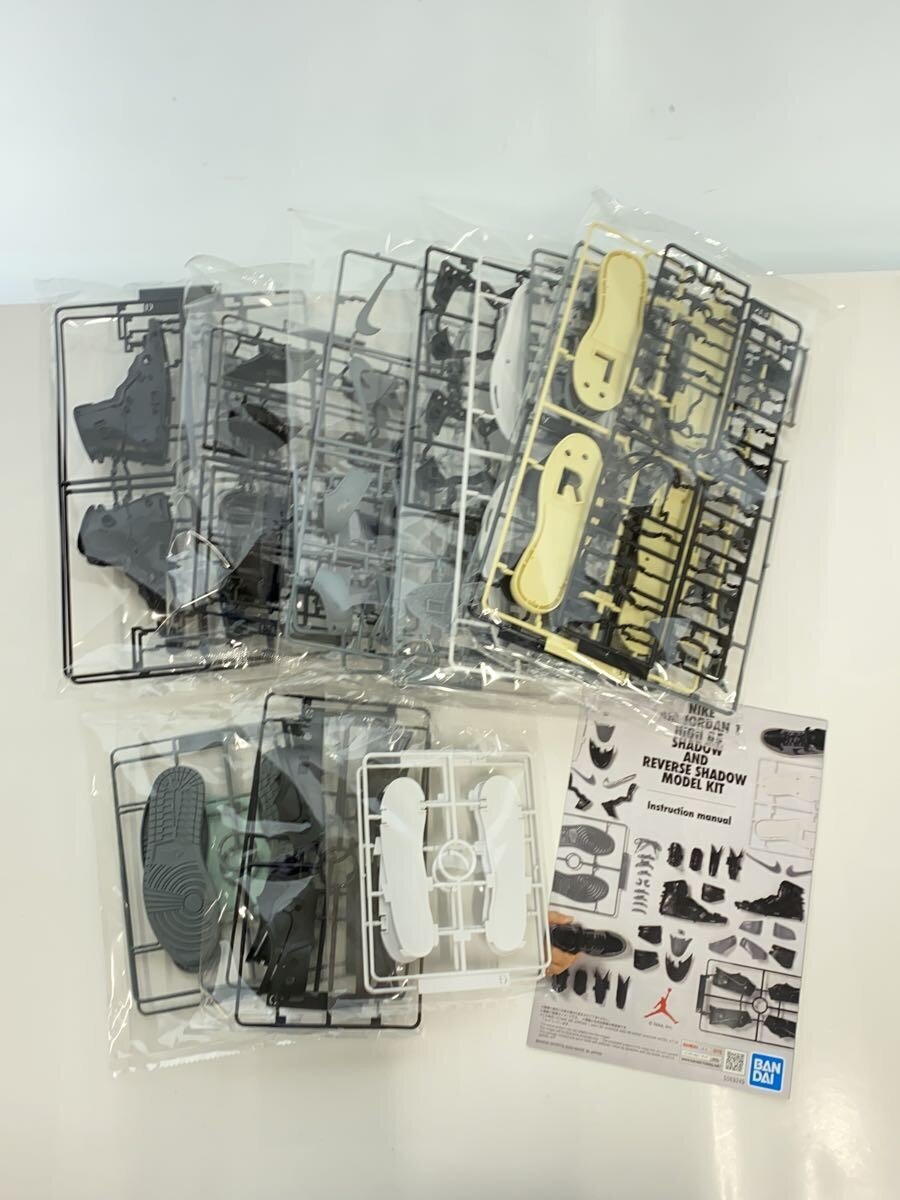 BANDAI SPIRITS Plastic Model Kit: NIKE Air Jordan 1 High '85 Shadow & Reverse Shadow (144 parts)
