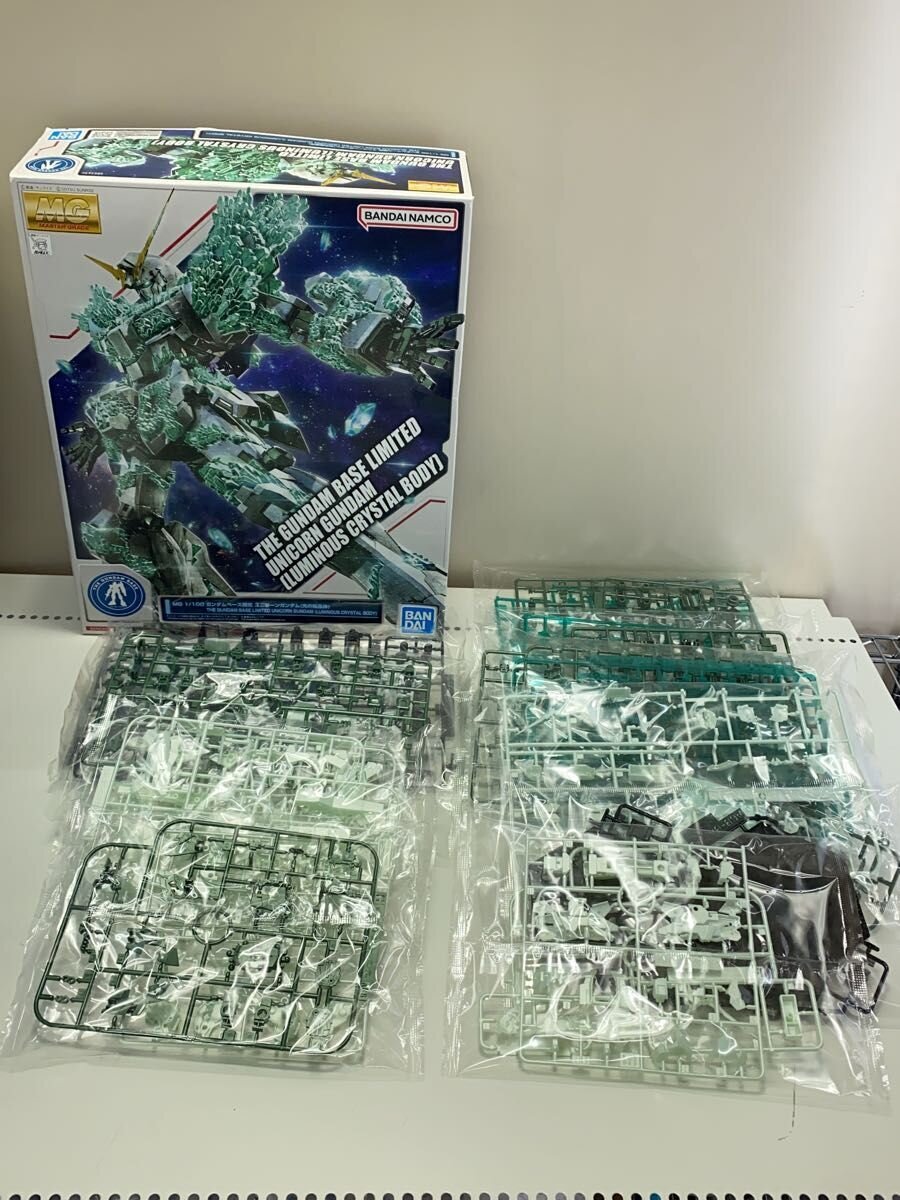 BANDAI SPIRITS MG 1/100 Unicorn Gundam (Gundam Base Limited — Light Crystal)