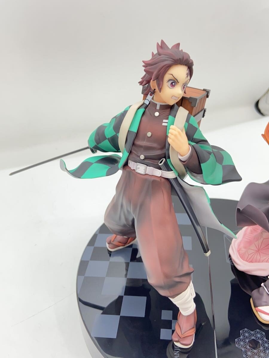 Mega House Figure - Comic & Anime