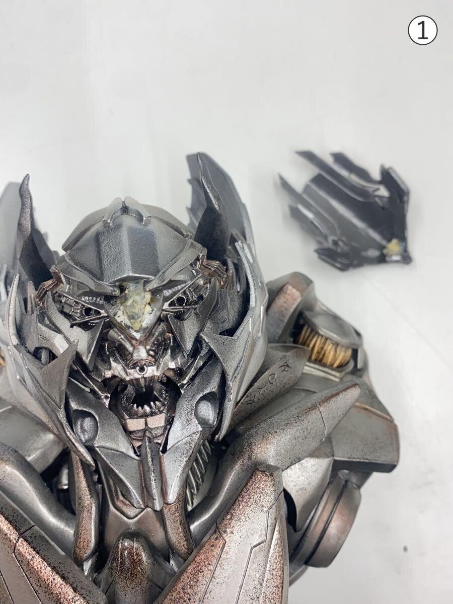 TAKARA TOMY Figure
