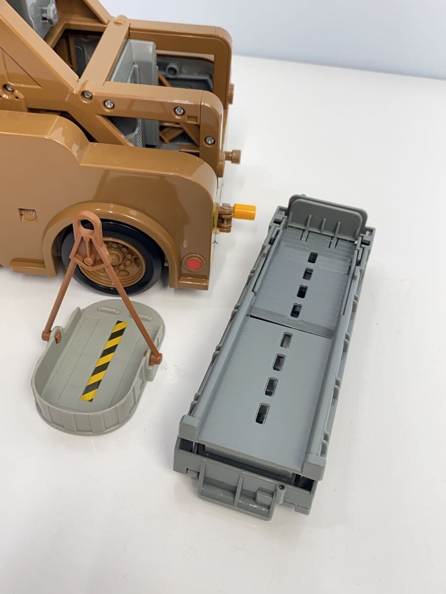 TAKARA TOMY Cars: Mater (Transforms into Base)