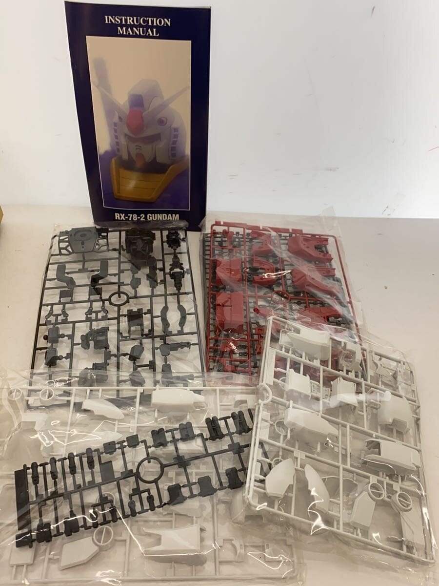 BANDAI 1/60 PG RX-78-2 Gundam Unit 2 (Earth Federation Forces Mobile Suit)