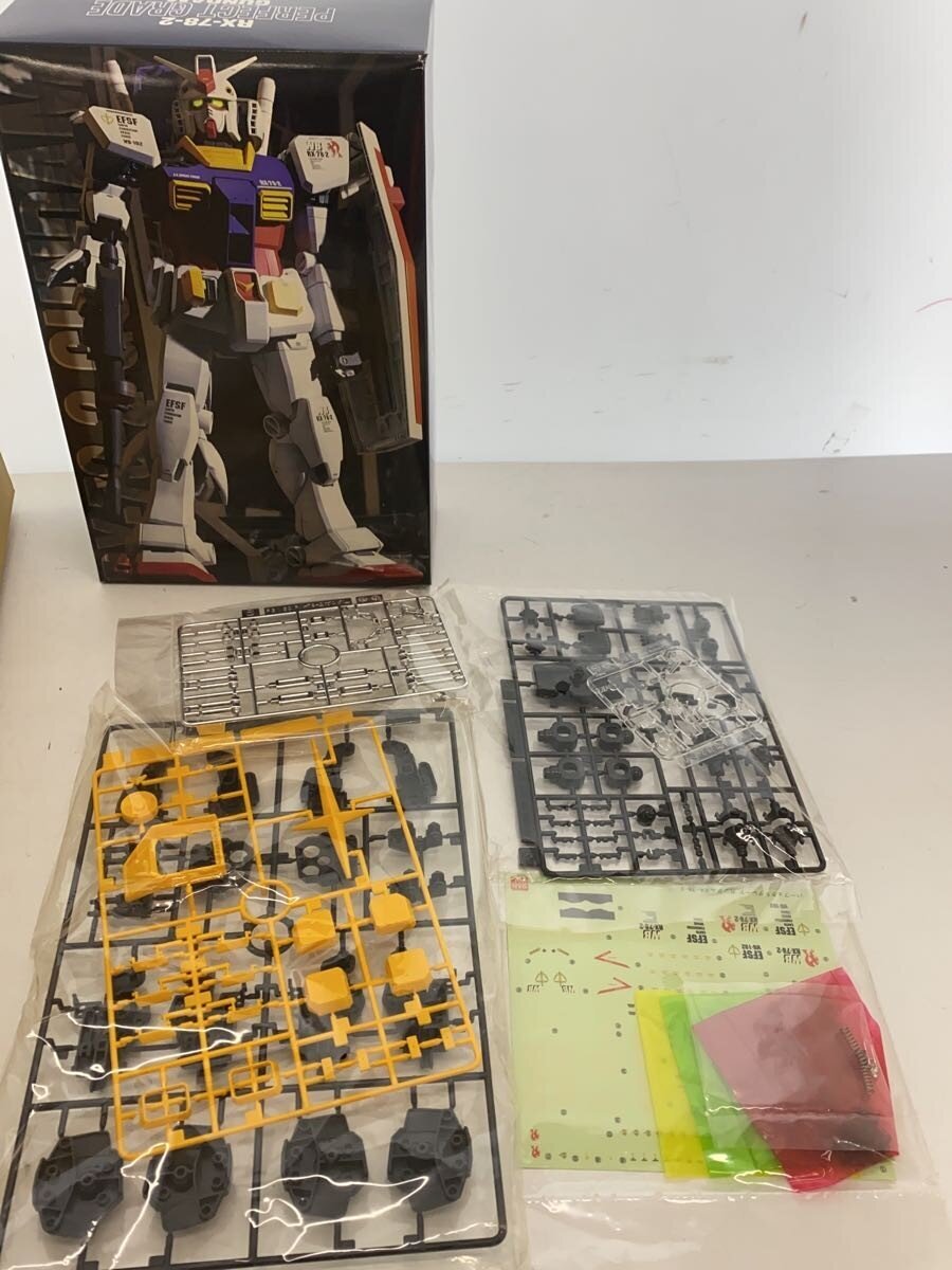BANDAI 1/60 PG RX-78-2 Gundam Unit 2 (Earth Federation Forces Mobile Suit)