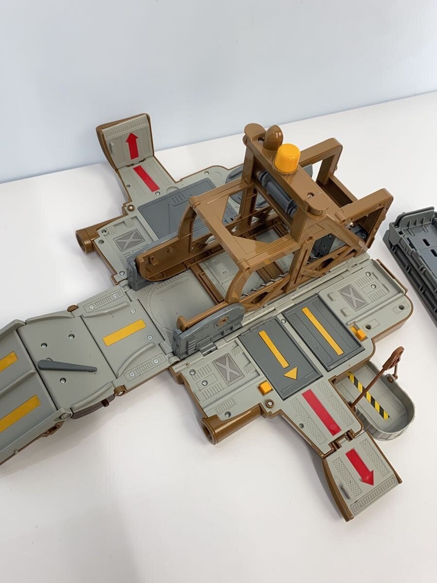 TAKARA TOMY Cars: Mater (Transforms into Base)